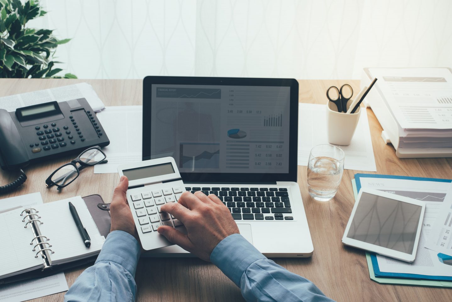 情報システム関連の年収を職種別に紹介！年収アップのポイントを解説 | 情報システム部の業務の代行・委託・アウトソーシング丨トータルITヘルパー